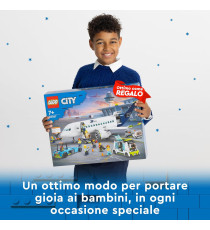 Lego City - Aereo passeggeri - Lego 60367 Autobus, Trattore Aeroportuale, Camion del Catering e Furgone Anni 7+ 913pz