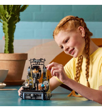 Lego Wednesday - Personaggio di Mercoledì Addams - Lego 76780 Personaggio Snodabile con Mano e Accessori 702pz Anni 10+