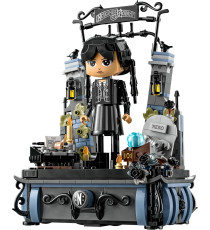 Lego Wednesday - Personaggio di Mercoledì Addams - Lego 76780 Personaggio Snodabile con Mano e Accessori 702pz Anni 10+
